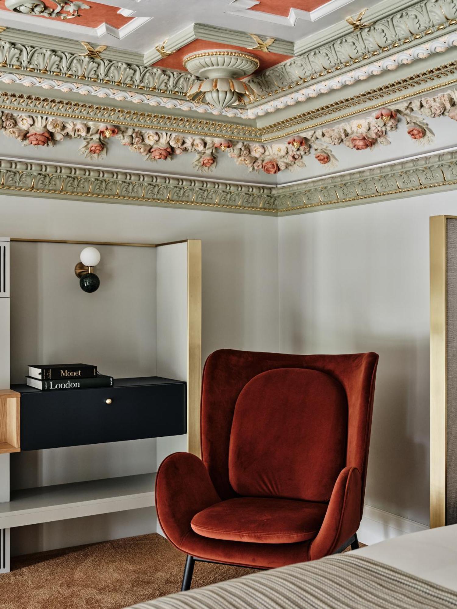 Hotel Altus Palace - Destigo Hotels Wroclaw Room photo A chair upholstered in velvet